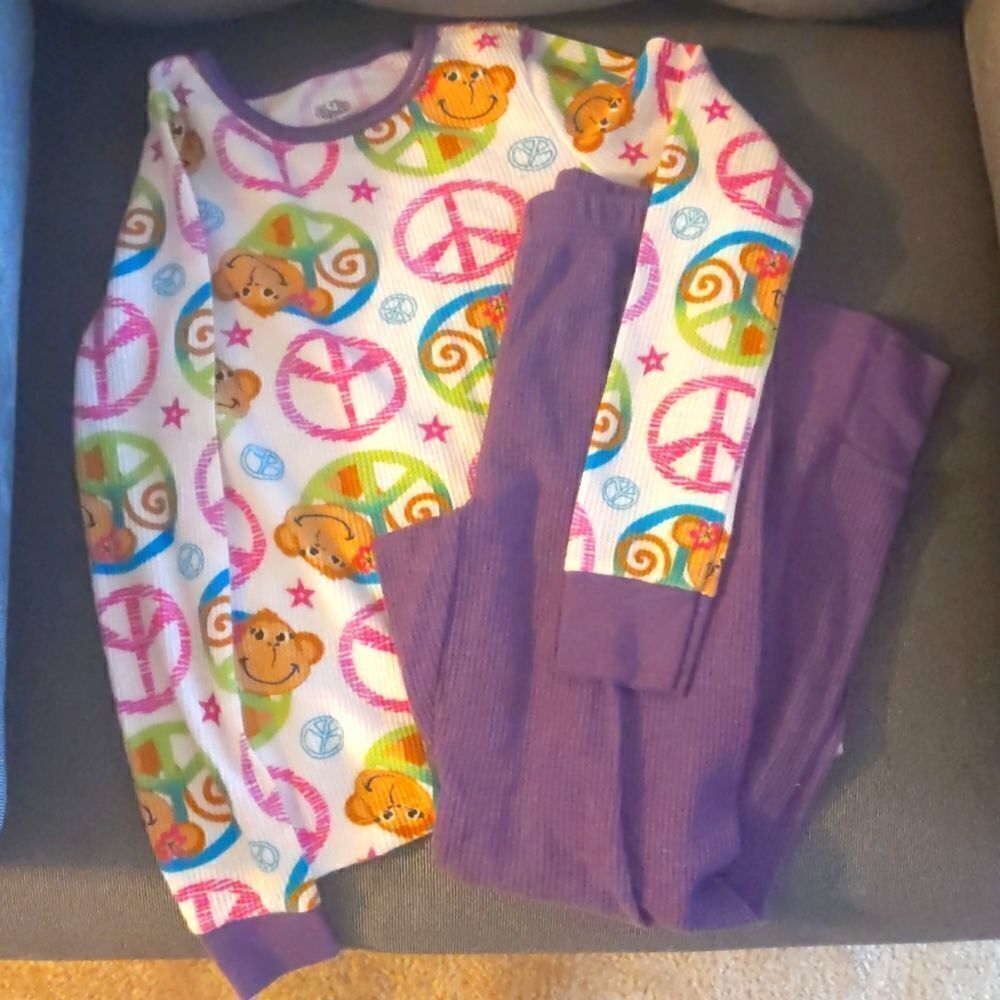Fruit of the loom girls thermal pajamas size. Medium (7/8). Peace and monkey